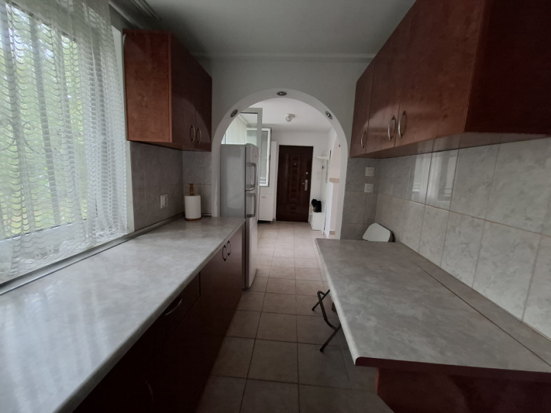 Inchiriere apartament cu 3 camere cu destinatia comercial