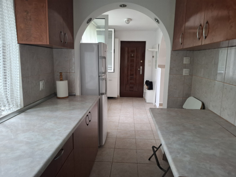Inchiriere apartament cu 3 camere cu destinatia comercial