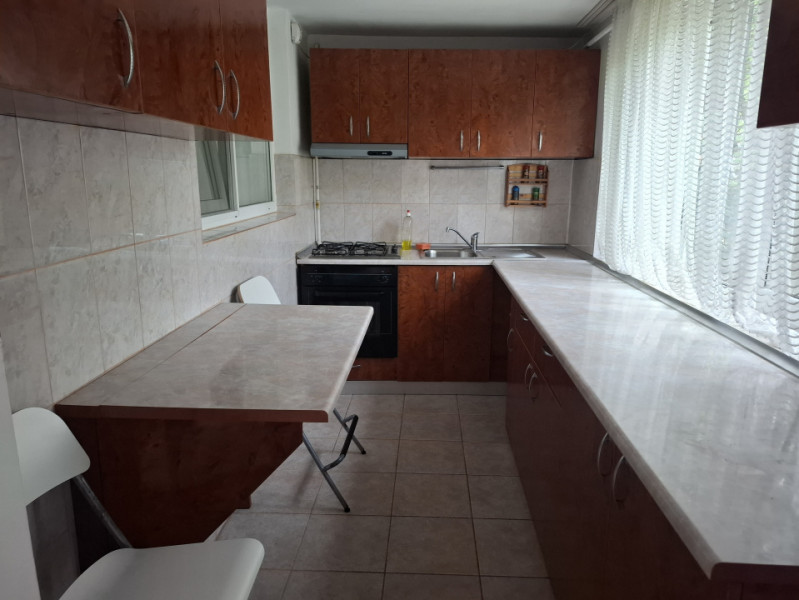 Inchiriere apartament cu 3 camere cu destinatia comercial