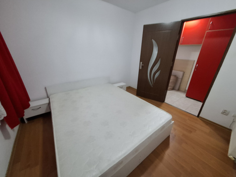 Inchiriere apartament cu 3 camere cu destinatia comercial