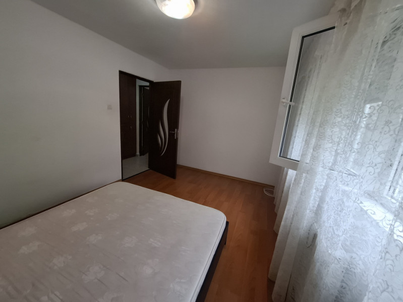Inchiriere apartament cu 3 camere cu destinatia comercial