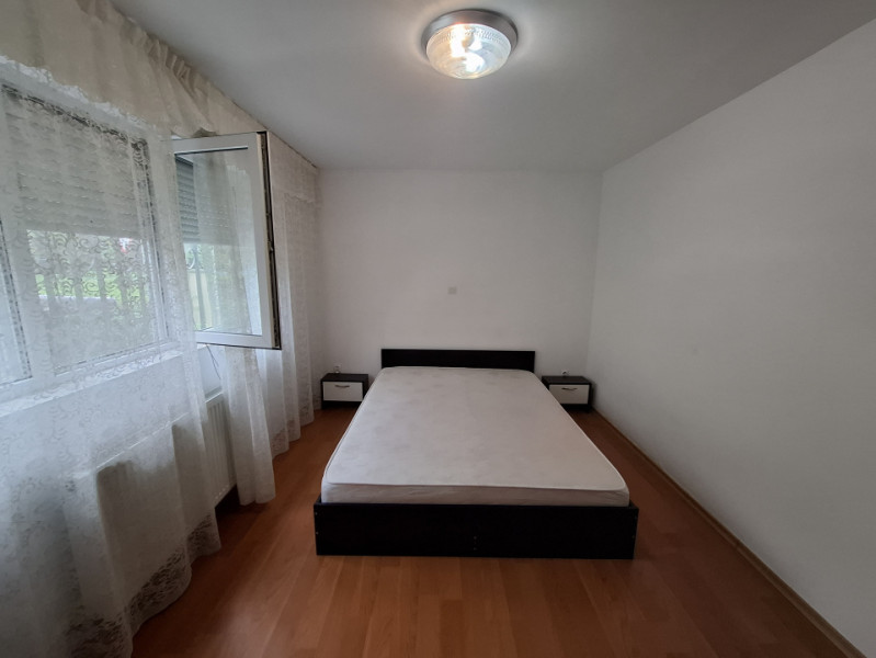 Inchiriere apartament cu 3 camere cu destinatia comercial