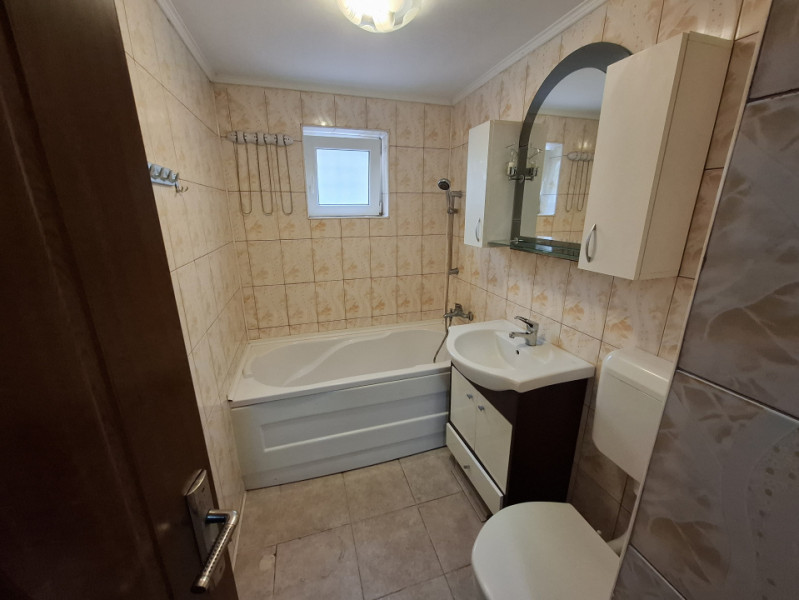 Inchiriere apartament cu 3 camere cu destinatia comercial