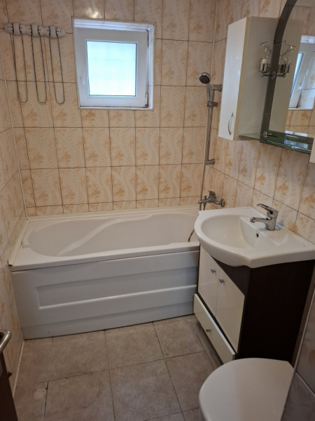 Inchiriere apartament cu 3 camere cu destinatia comercial