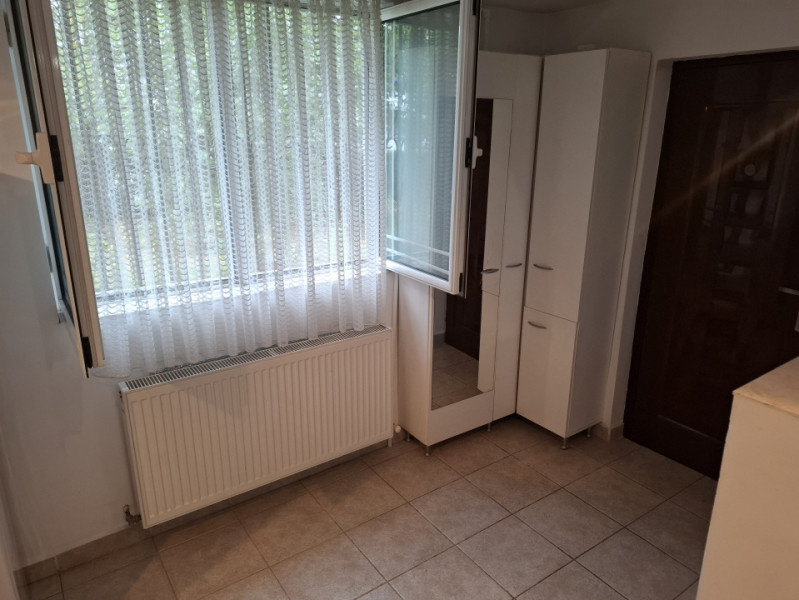 Inchiriere apartament cu 3 camere cu destinatia comercial
