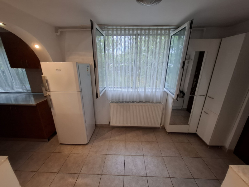 Inchiriere apartament cu 3 camere cu destinatia comercial