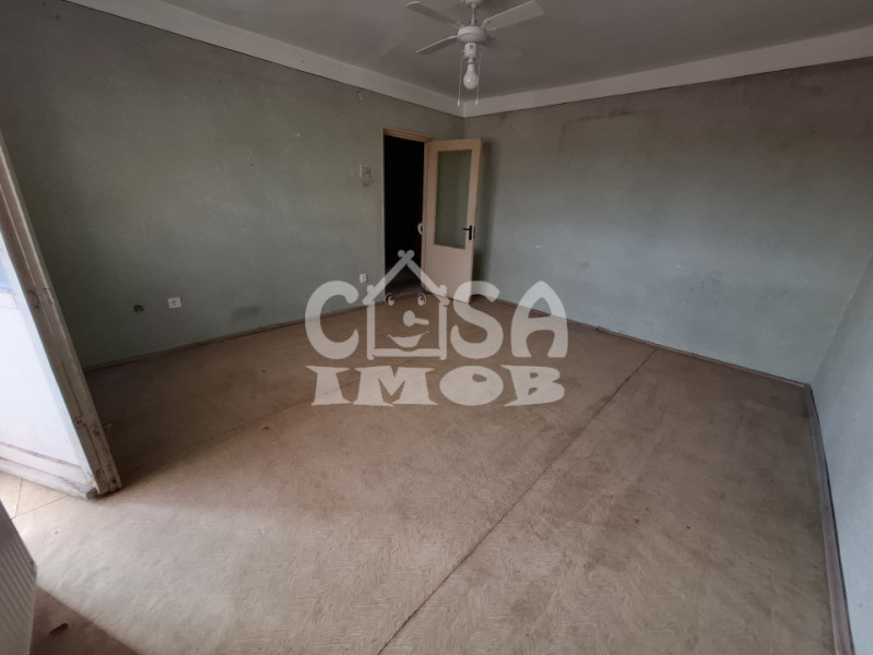 APARTAMENT 3 camere la preț de 2, DECOMANDAT, etaj 9, Micro 6, Târgoviște