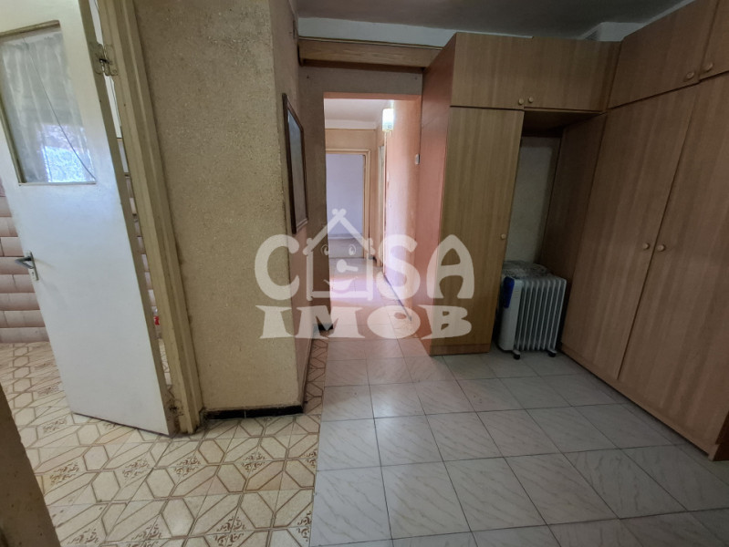 APARTAMENT 3 camere la preț de 2, DECOMANDAT, etaj 9, Micro 6, Târgoviște