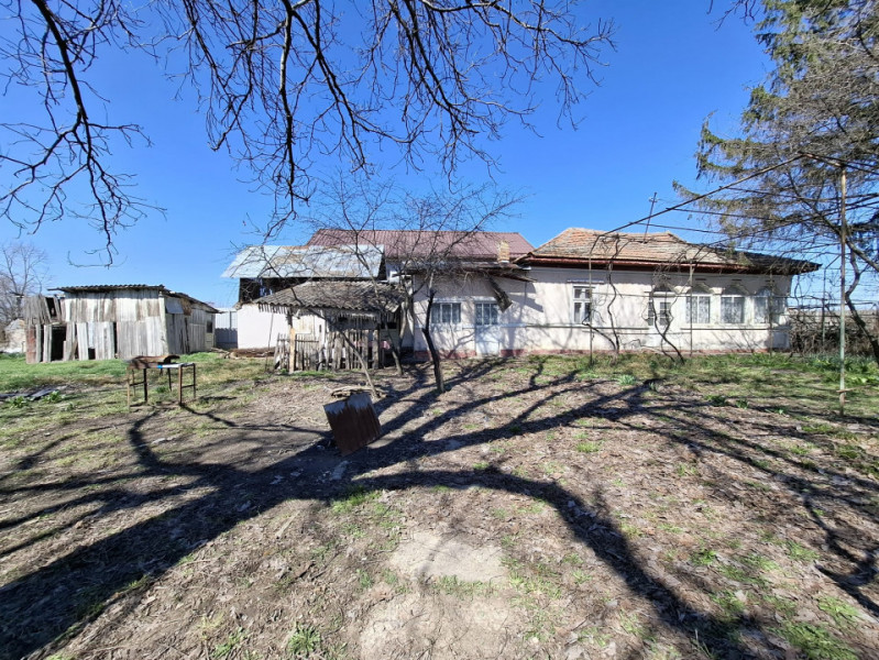 Vânzare teren + casă bătrânească în Răcari, la DN71