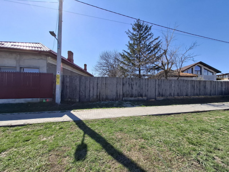 Vânzare teren + casă bătrânească în Răcari, la DN71