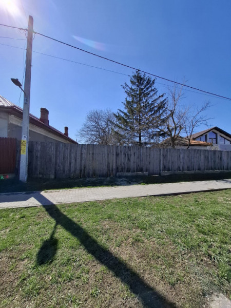 Vânzare teren + casă bătrânească în Răcari, la DN71