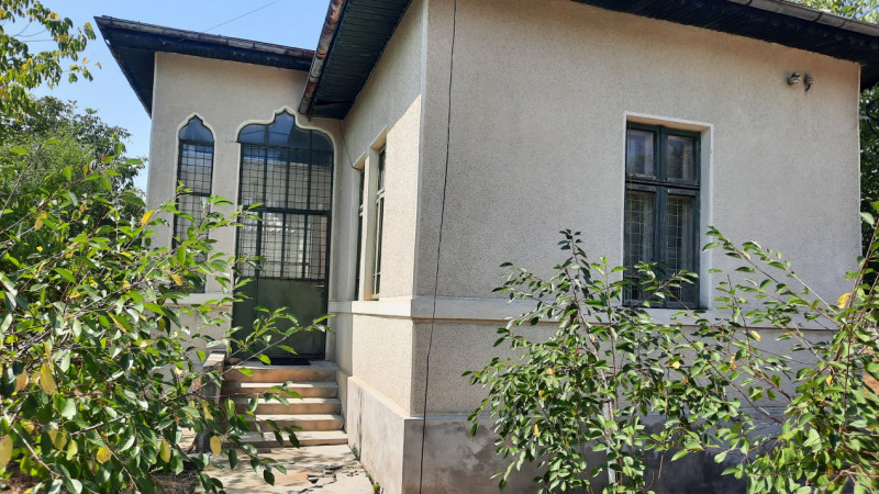  Vânzare casă și teren în oraș RĂCARI, jud.Dâmbovița