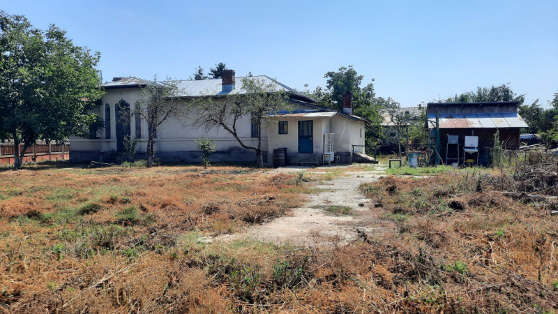  Vânzare casă și teren în oraș RĂCARI, jud.Dâmbovița