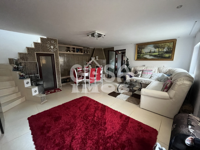 Casă P+1 cu 7 camere, zonă retrasă, în Poroinica 