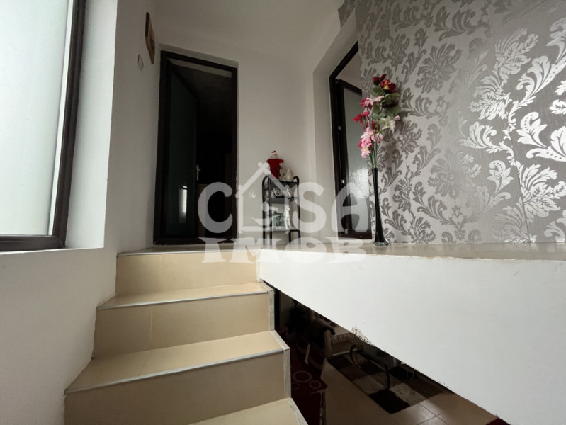 Casă P+1 cu 7 camere, zonă retrasă, în Poroinica 