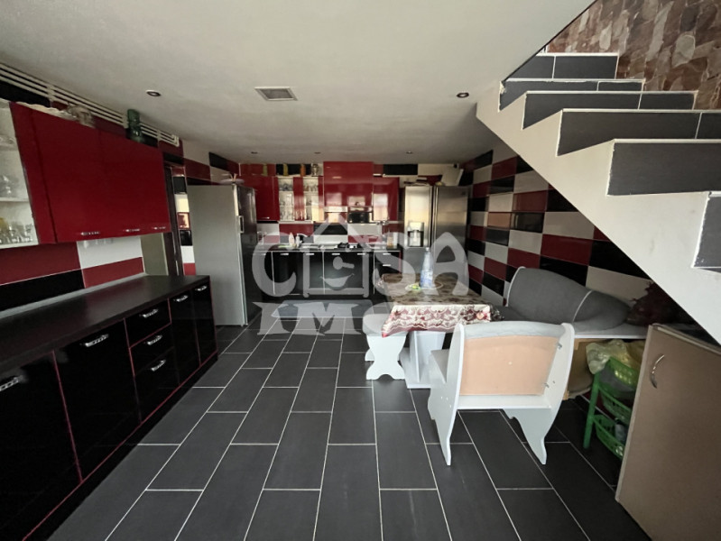 Casă P+1 cu 7 camere, zonă retrasă, în Poroinica 