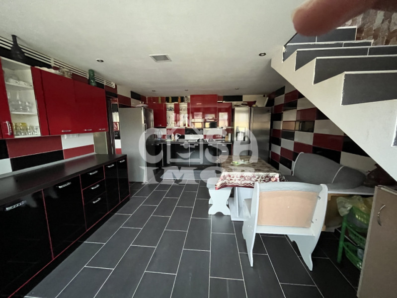 Casă P+1 cu 7 camere, zonă retrasă, în Poroinica 