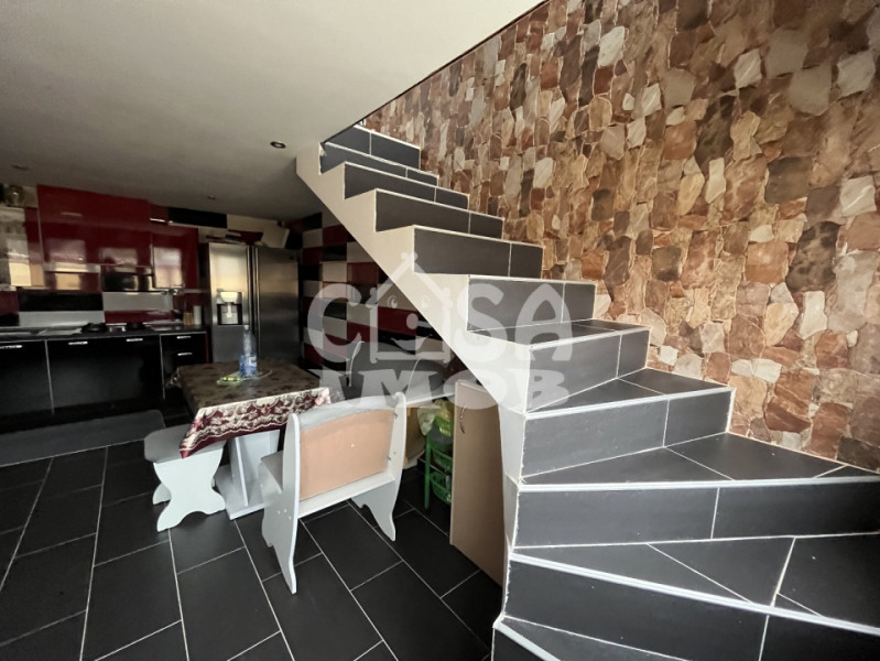 Casă P+1 cu 7 camere, zonă retrasă, în Poroinica 