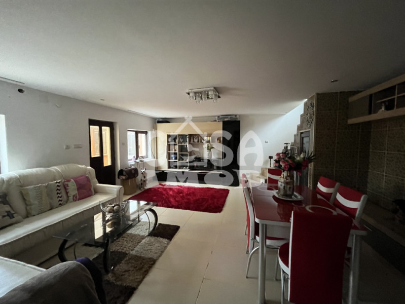 Casă P+1 cu 7 camere, zonă retrasă, în Poroinica 