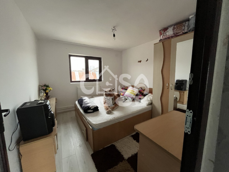 Casă P+1 cu 7 camere, zonă retrasă, în Poroinica 