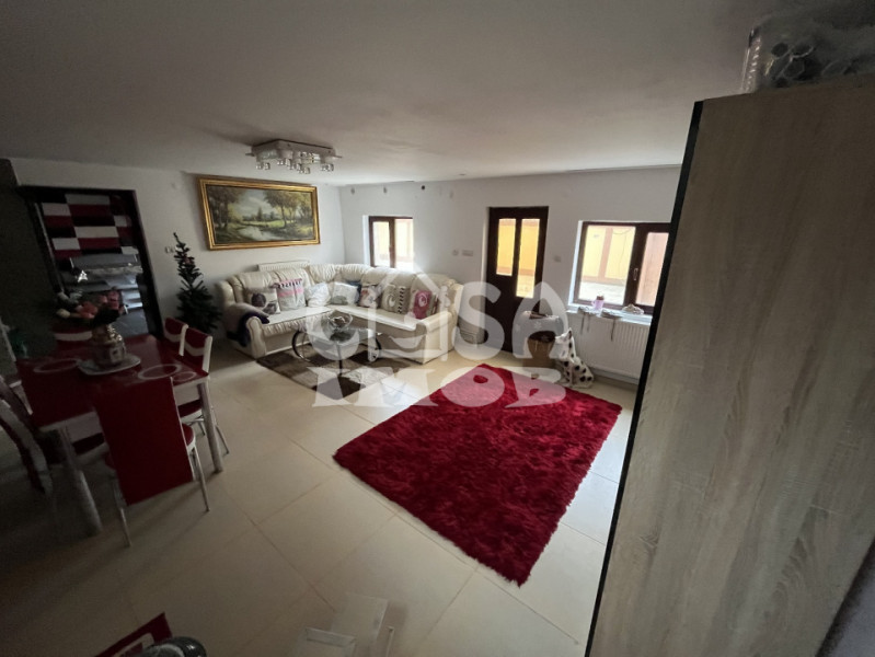 Casă P+1 cu 7 camere, zonă retrasă, în Poroinica 