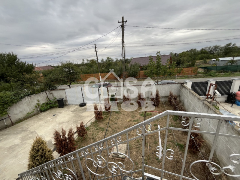 Casă P+1 cu 7 camere, zonă retrasă, în Poroinica 