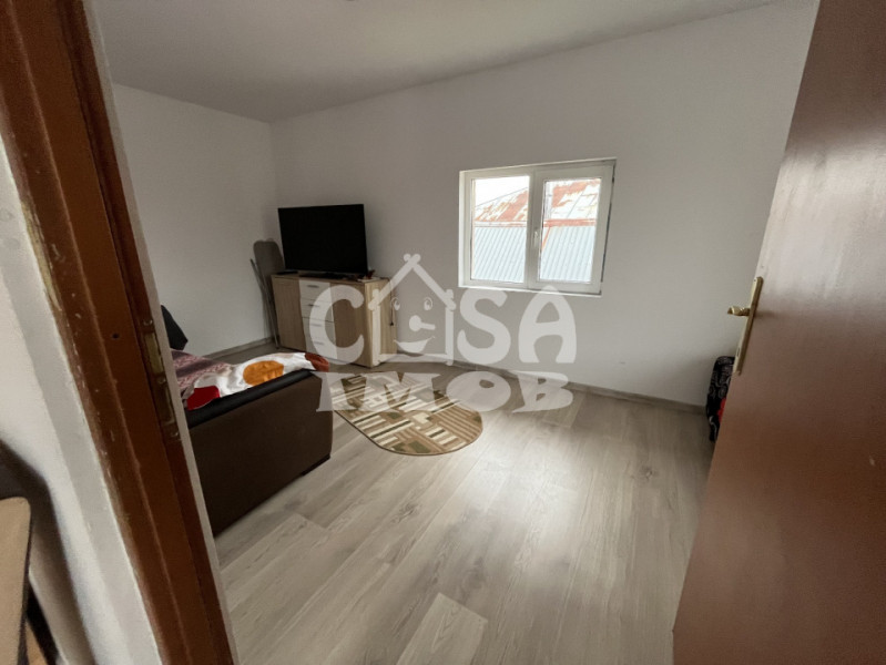 Casă P+1 cu 7 camere, zonă retrasă, în Poroinica 