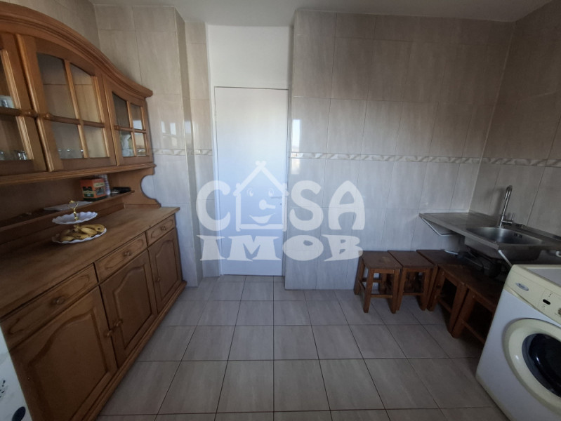 Închiriere apartament 3 camere, decomandat, central