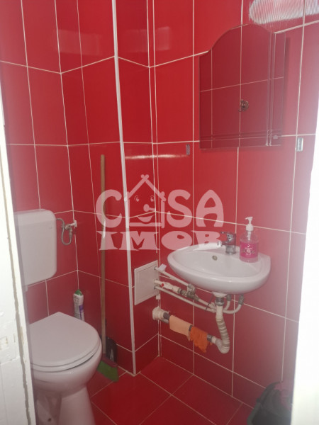 Închiriere apartament 3 camere, decomandat, central