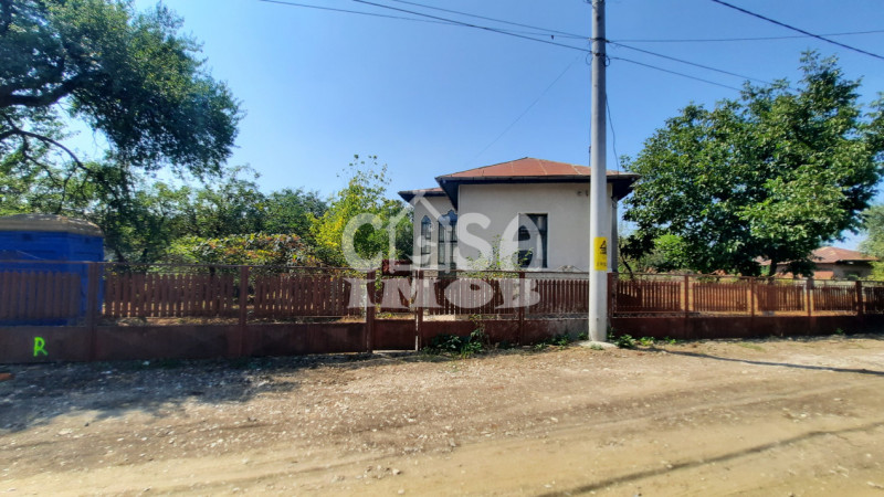  Vânzare casă și teren 1.845 mp în oraș RĂCARI, jud.Dâmbovița