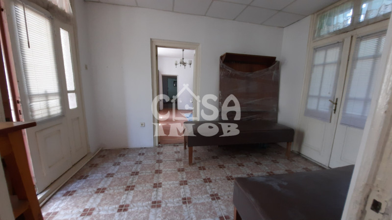  Vânzare casă și teren 1.845 mp în oraș RĂCARI, jud.Dâmbovița