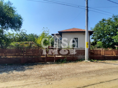  Vânzare casă și teren 1.845 mp în oraș RĂCARI, jud.Dâmbovița