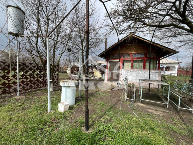 Casuta din lemn de weekend sau casă de vacanță cu teren si livada