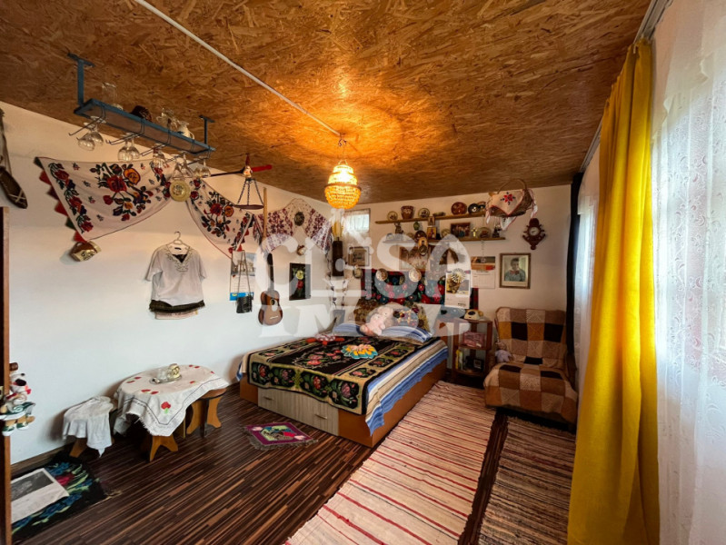 Casuta din lemn de weekend sau casă de vacanță cu teren si livada