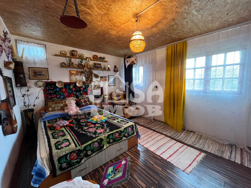 Casuta din lemn de weekend sau casă de vacanță cu teren si livada