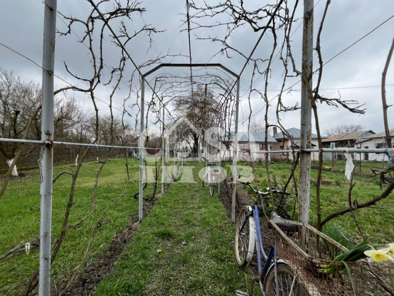 Casuta din lemn de weekend sau casă de vacanță cu teren si livada