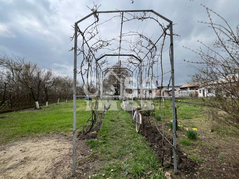 Casuta din lemn de weekend sau casă de vacanță cu teren si livada