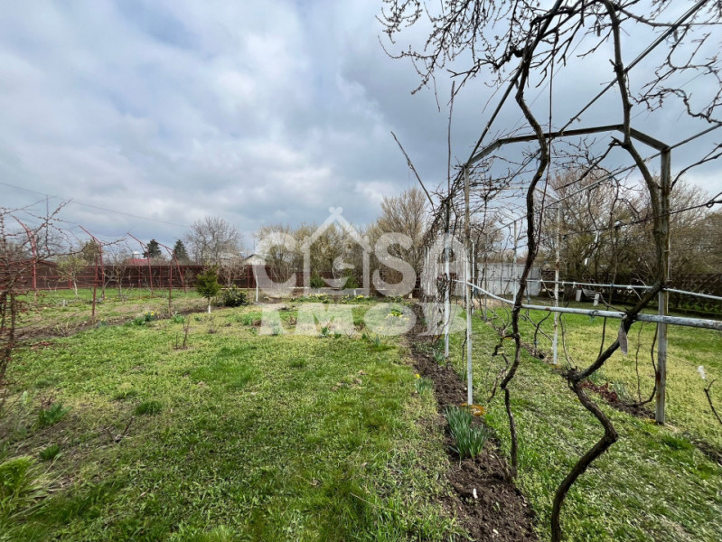 Casuta din lemn de weekend sau casă de vacanță cu teren si livada