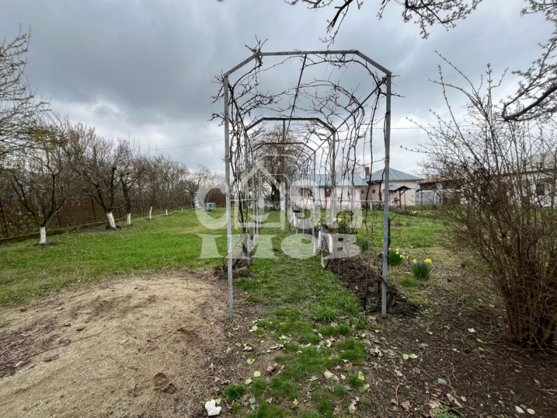 Casuta din lemn de weekend sau casă de vacanță cu teren si livada