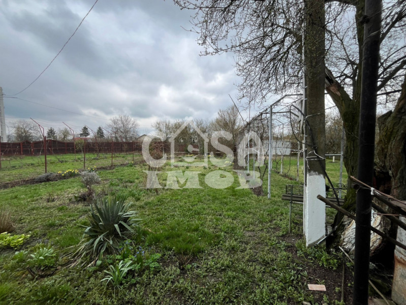 Casuta din lemn de weekend sau casă de vacanță cu teren si livada