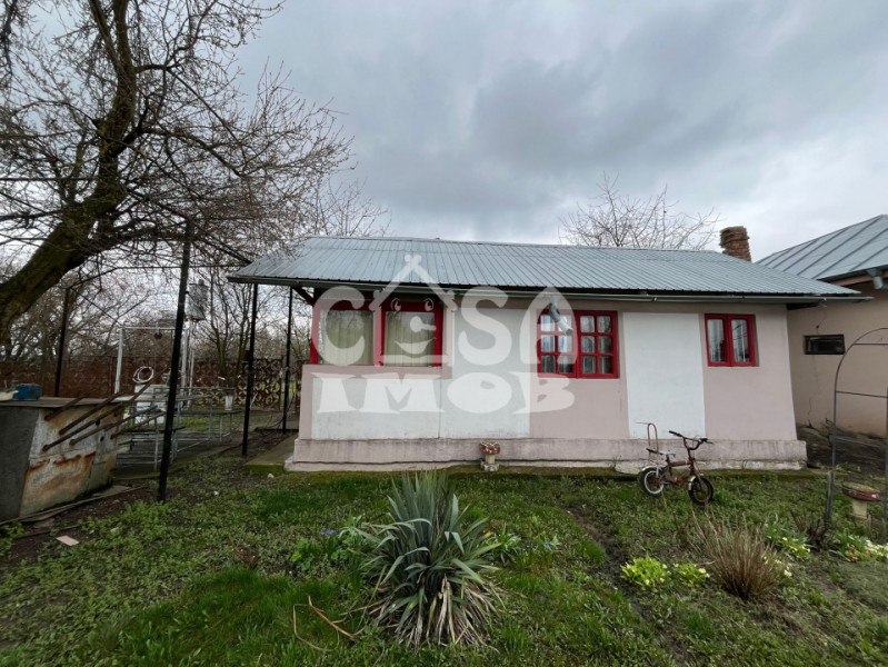 Casuta din lemn de weekend sau casă de vacanță cu teren si livada