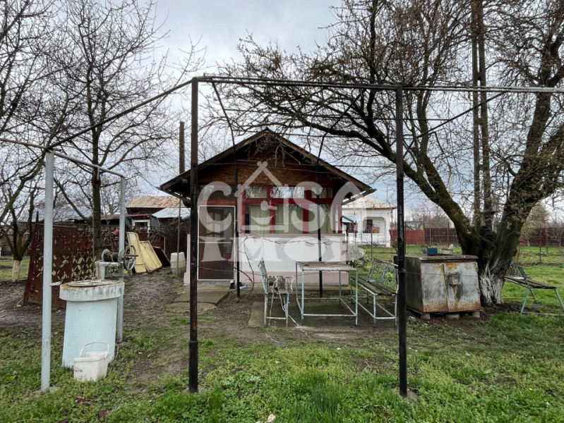 Casuta din lemn de weekend sau casă de vacanță cu teren si livada