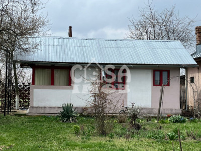 Casuta din lemn de weekend sau casă de vacanță cu teren si livada