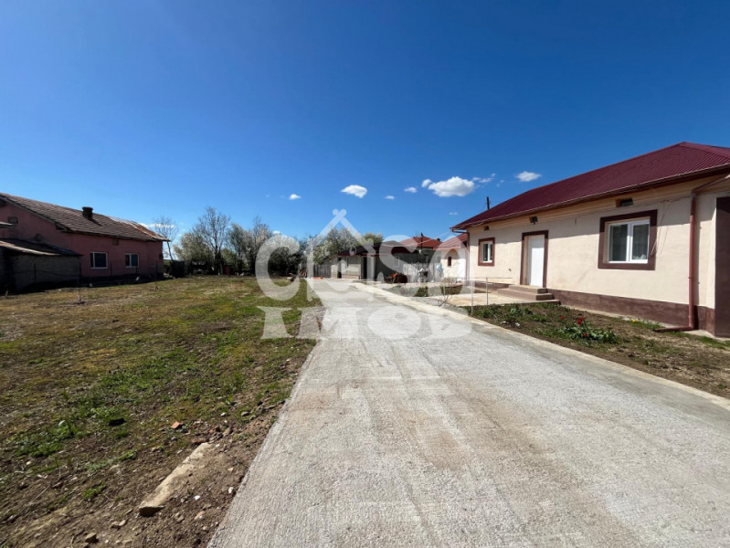 Casa parter + anexa renovata cu teren la strada