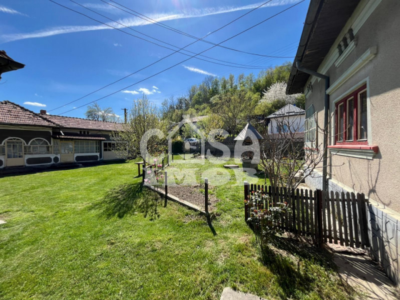 Vanzare 3 corpuri de casă pe același teren - locuinta multifamiliala