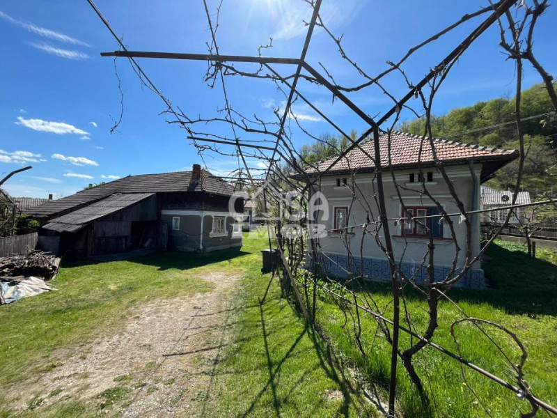 Vânzare casă multifamilială și teren în com.Tătărani - Căprioru, jud. Dâmbovița