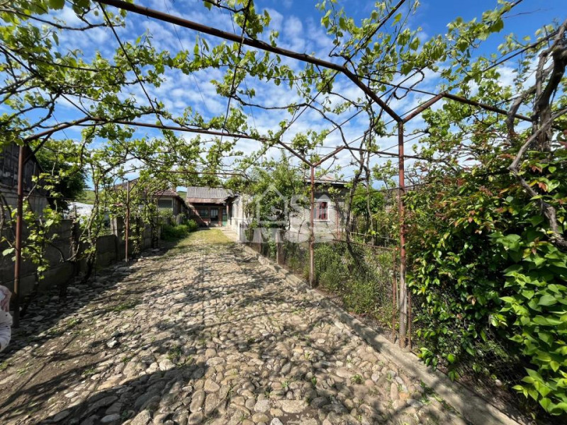 Casă la Doicesti cu teren de 1300 mp livadă și acces rapid către Târgoviște